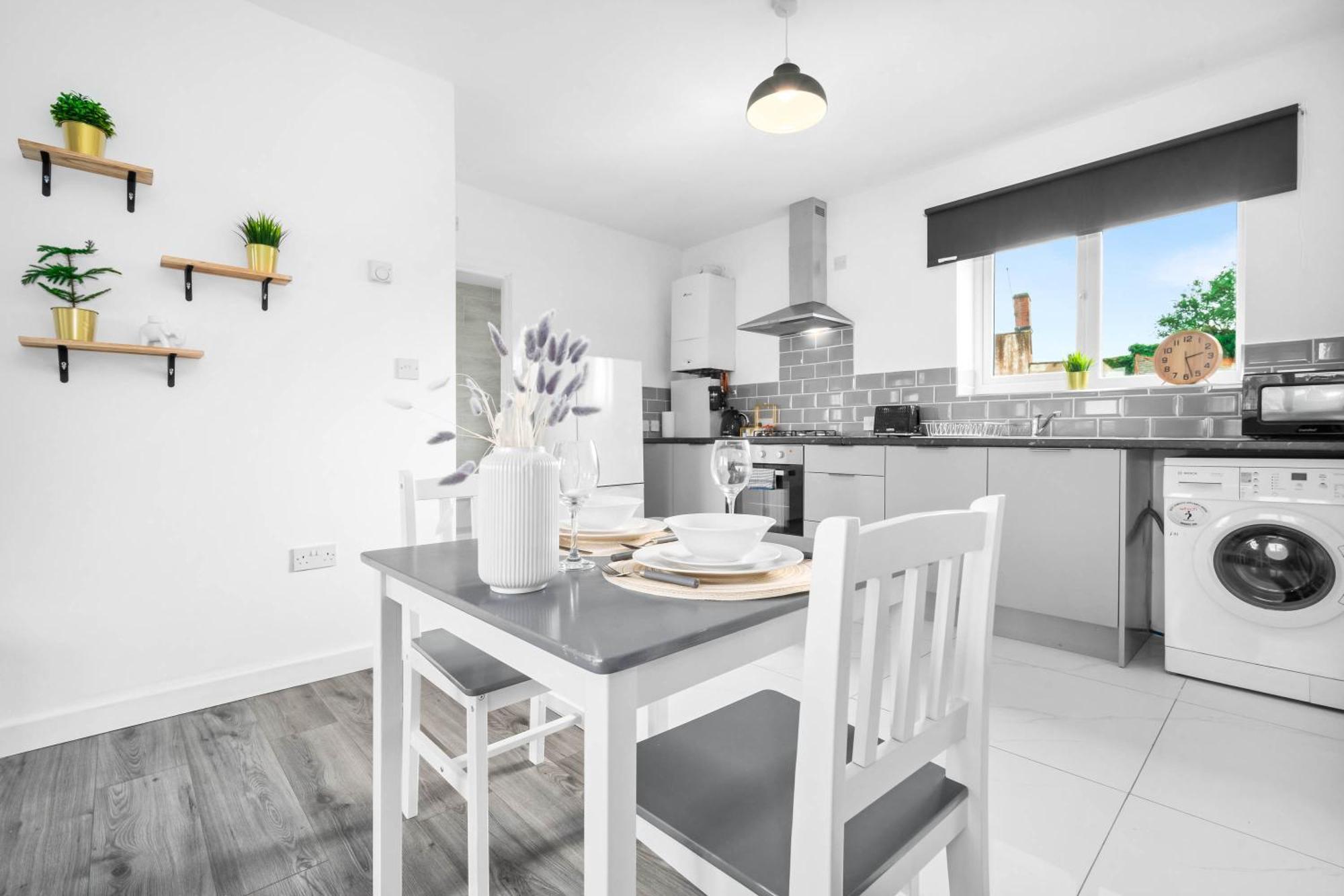 New Luxury - Cradley Heath - 2mh - Parking - Netflix - Rated * Birmingham